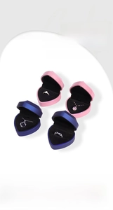 Detalle del joyero LED de corazón con foco que ilumina el anillo y el collar