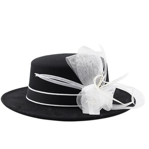Elegante cappello boater in lana nera con fiore di pizzo bianco e decoro di piume