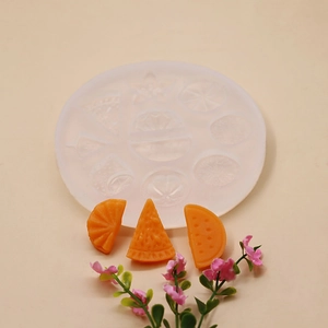 Detail der runden Silikonform mit Fruchtformen und realistischen Orangenscheiben-Handwerk