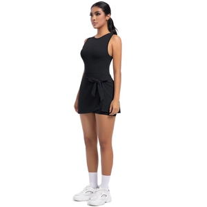 Dettaglio dell'abito sportivo da tennis nero con fiocco posteriore e gonna a pieghe