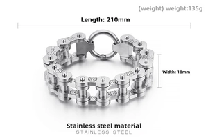Détail du bracelet gourmette en acier avec gravures de crâne et maillons industriels
