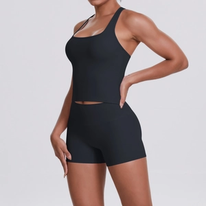 Détail de l'ensemble de yoga noir avec short taille haute et brassière de sport dos nageur