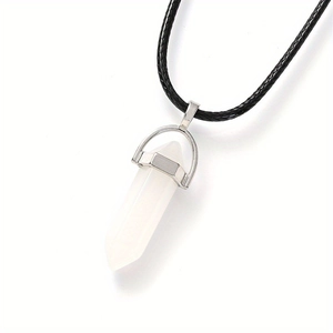 Détail macro du pendentif en cristal hexagonal blanc avec fermoir argenté et cordon noir