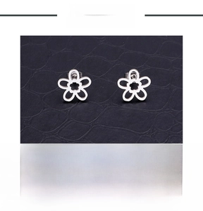 Makro-Detailansicht der Edelstahl-Ohrstecker in Sonnenblumenform mit Gewichtsangaben