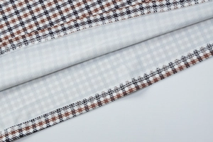 Vue macro détaillée de la texture pied-de-poule et de la couture précise de l'ourlet du vêtement