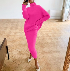 Neonroze gebreide tweedelige set met coltrui en midi-rok met verticaal geribbelde textuur