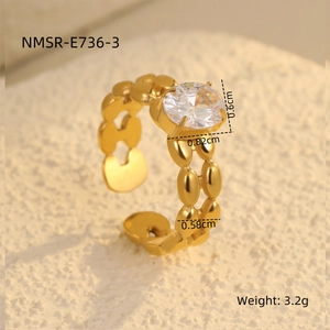 Vista dettagliata anello in acciaio inossidabile dorato con zircone e dimensioni