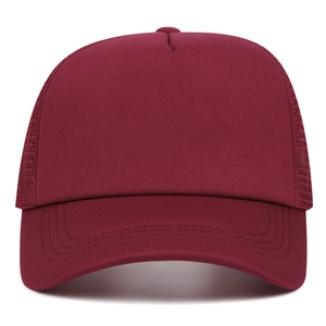 Detaillierte Vorderansicht einer weinroten Trucker-Mütze mit Netzrücken-Design