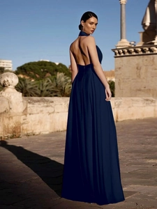 Détail d'une robe de soirée dos nu bleu marine avec silhouette fluide à jambes larges