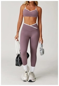 Detail van de high-waist yoga legging met V-kruis taille en lila sport-bh set