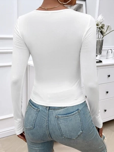 Rückansicht eines weißen langärmeligen Slim-Fit-T-Shirts mit lässiger blauer Jeans