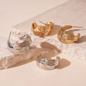 Chic double-layered C-shape metal hoop earrings with wrinkled texture in gold and silver
