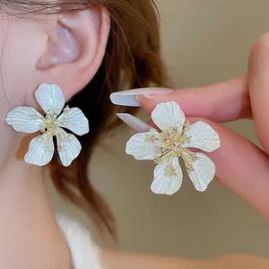 Elegant White Flower Stud Earrings With Silver Earring Post Alloy Rhinestone Vintage French Palace Style For Women