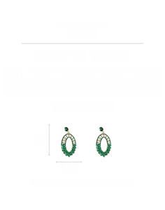 Détail de boucles d'oreilles ovales avec strass verts, aiguilles en argent et alliage
