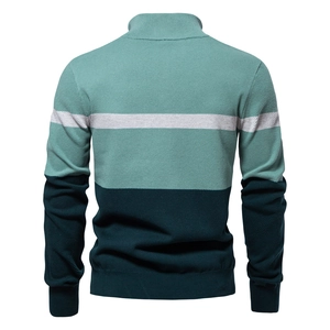 Rückansicht des Herrenstrickpullovers mit Farbblock-Design in Minzgrün, Weiß und Dunkelgrün