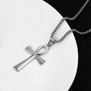 Gepolijste Ankh-kruishanger aan een boxketting gepresenteerd op een wit bordje