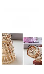 Détail du bougeoir en verre ambre et violet avec texture géométrique et lumière chaude