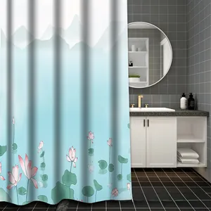 Detailansicht des Seerosen- und Bergdrucks auf dem graugrünen Polyester-Duschvorhang