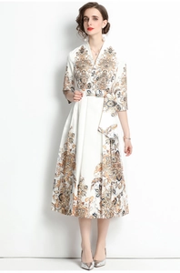 Detalle del vestido blanco con escote en V, estampado paisley y cinturón a juego