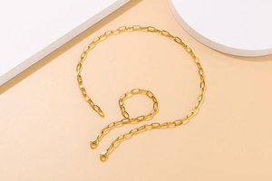 Detail der goldenen Büroklammer-Halskette mit Karabinerverschluss auf Hintergrund