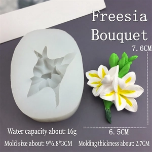 Détail du moule en silicone fleur de freesia montrant les dimensions et textures 3D