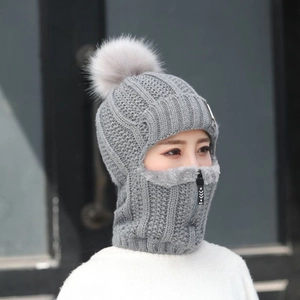 Détail du bonnet en tricot gris avec cache-cou doublé de polaire et fermeture éclair