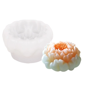 Gedetailleerde lotus siliconen mal met afgewerkte bloemen geurkaars getoond in wit