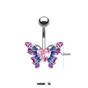 Makro-Detail des Schmetterlings-Bauchnabelpiercings mit Emaille-Flügeln und Herzstein