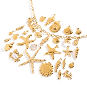 Goldene Edelstahl-Anhänger mit Meeresmotiven wie Seesternen und Muscheln an Kette