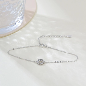 Elegante bracciale in argento sterling S925 con castone quadrato su seta e riflessi d'acqua