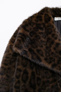 Gros plan d'une veste en fausse fourrure léopard montrant la texture et les détails du col
