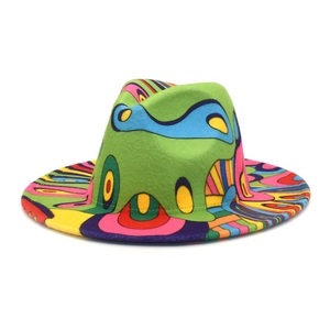 Gros plan d'un chapeau fedora à larges bords avec imprimés pop art numériques colorés