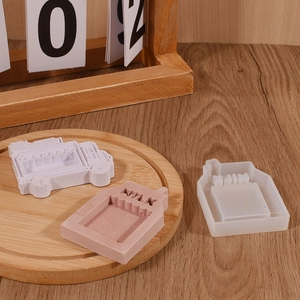 Dettaglio di stampi in silicone a forma di cartone del latte e bus per ciondoli fai da te