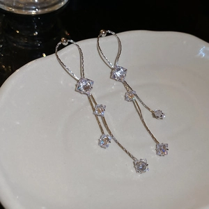 Détails de boucles d'oreilles pendantes en argent avec zircons carrés en dégradé