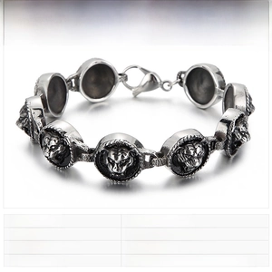 Detail view of punk tiger head embossed links on a 220x16mm steel bracelet