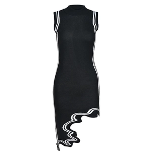 Detalle de vestido de punto negro sin mangas con rayas blancas y dobladillo ondulado