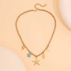 Détail d'un collier doré orné d'étoiles de mer turquoise, de coquillages et de perles