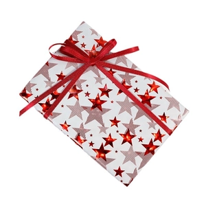 Papier cadeau festif à motifs d'étoiles rouges avec ruban pour Noël et anniversaires.
