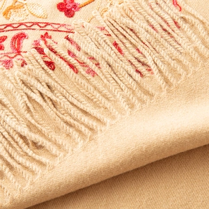 Châle épais en cachemire camel avec broderie florale ethnique et détails de glands