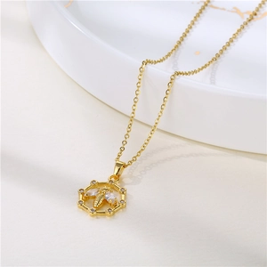 Collier abeille doré avec zircon étincelant sur un pendentif hexagonal raffiné