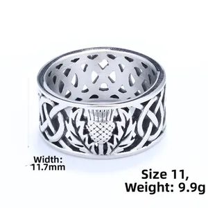 Detailansicht des 11,7 mm breiten Keltenknoten-Rings mit schottischem Distel-Muster