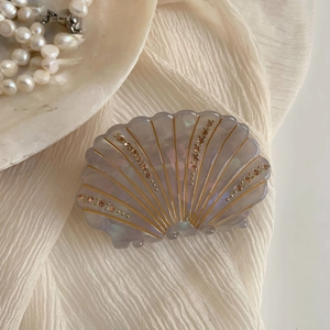 Pince à cheveux coquillage en acétate avec strass et finition gris clair nacré