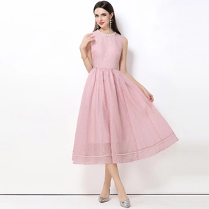 Elegante abito rosa smanicato con perline e tessuto strutturato su sfondo bianco puro