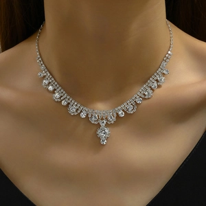 Gros plan d'un collier à franges en cristal argenté avec pendentif strass en forme de poire
