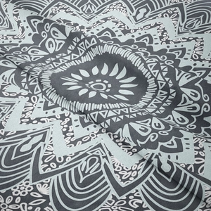 Tapisserie mandala bohème avec motifs gris et texture de tissu tissé doux et élégant