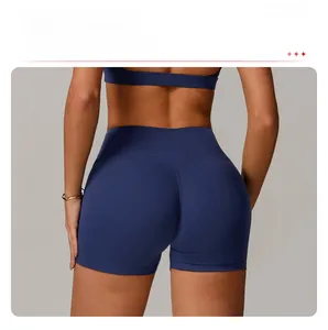 Détail du short de yoga bleu marine avec couture en V pour un effet galbant fessier