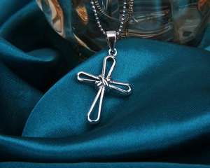Pendentif croix en argent s925 artistique sur chaîne à billes avec nœud métallique