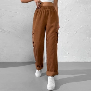Lockere braune Cord-Cargohose mit elastischem Bund und Seitentaschen für den Freizeitlook