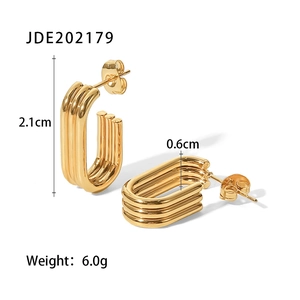 Détail de boucles d'oreilles en U dorées avec texture nervurée triple et dimensions