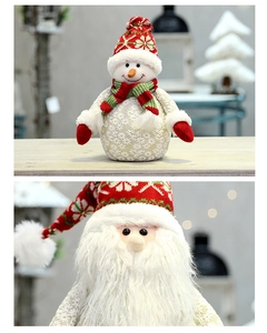 Dettaglio di pupazzo di neve e Babbo Natale in peluche natalizi con cappelli a maglia